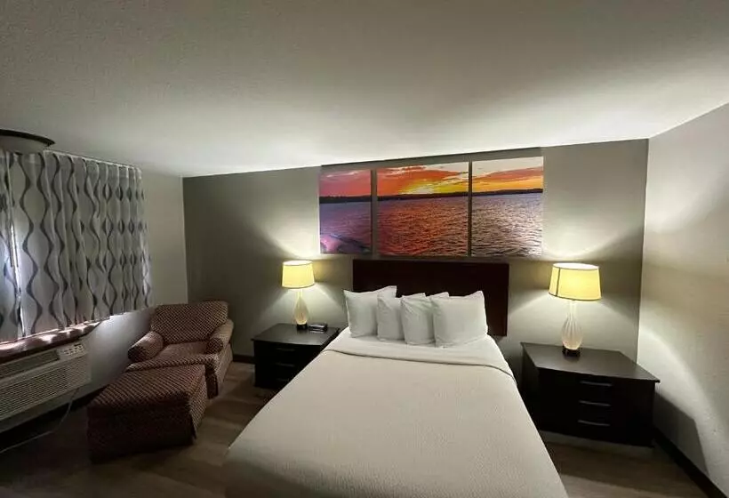 Отель Days Inn & Suites By Wyndham Stevens Point