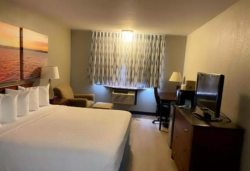 Отель Days Inn & Suites By Wyndham Stevens Point