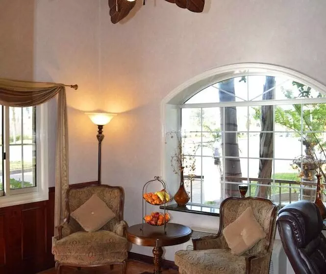 Отель Dynasty Suites Redlands