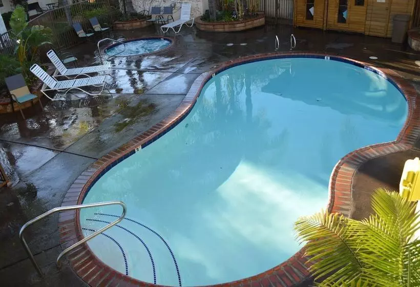 Отель Dynasty Suites Redlands