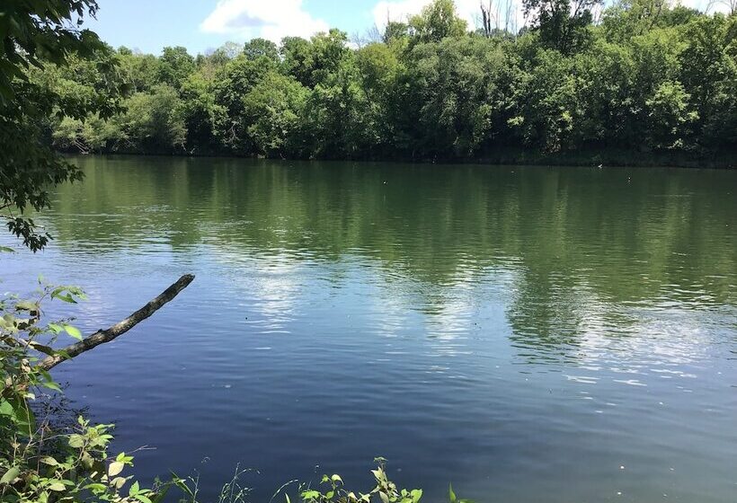 בית מלון כפרי Riverfront Lodge