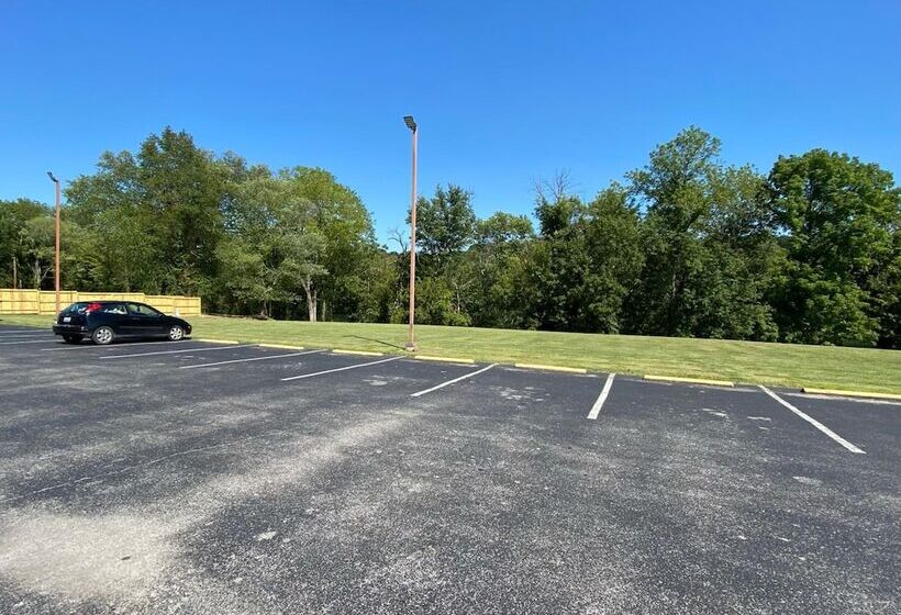 בית מלון כפרי Riverfront Lodge