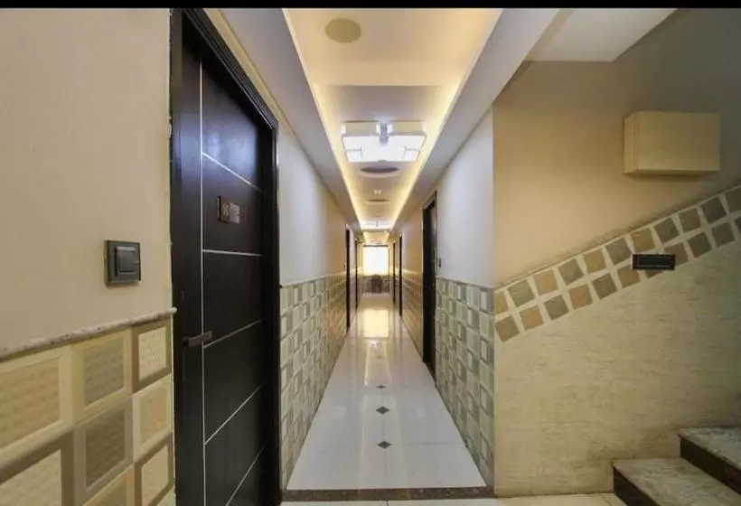 Hotelli Capital O 5381 The Emirates
