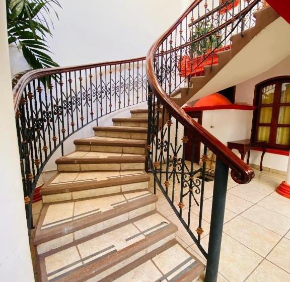 فندق Real De Cortés