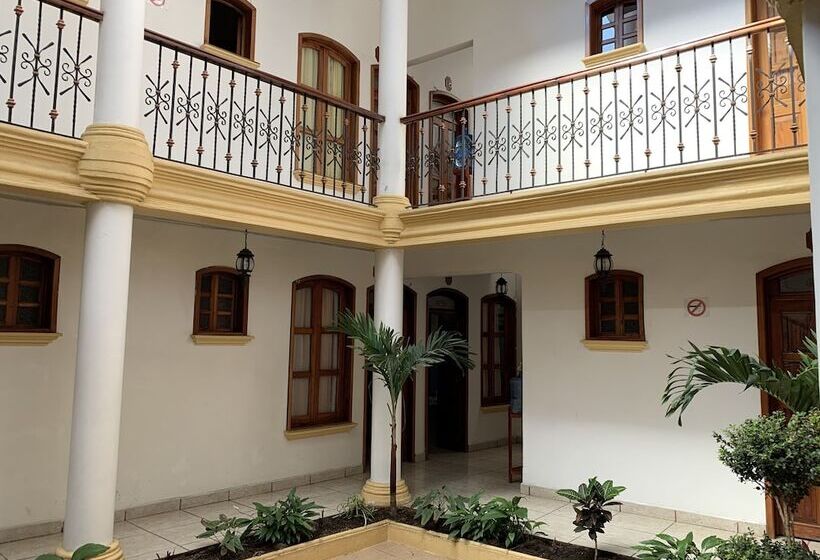 فندق Real De Cortés