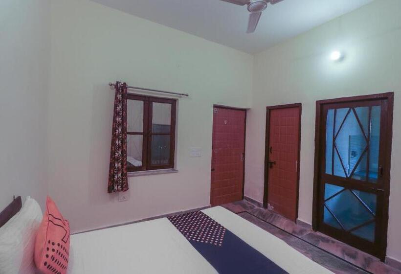 Отель Spot On The Greenwoods Retreat