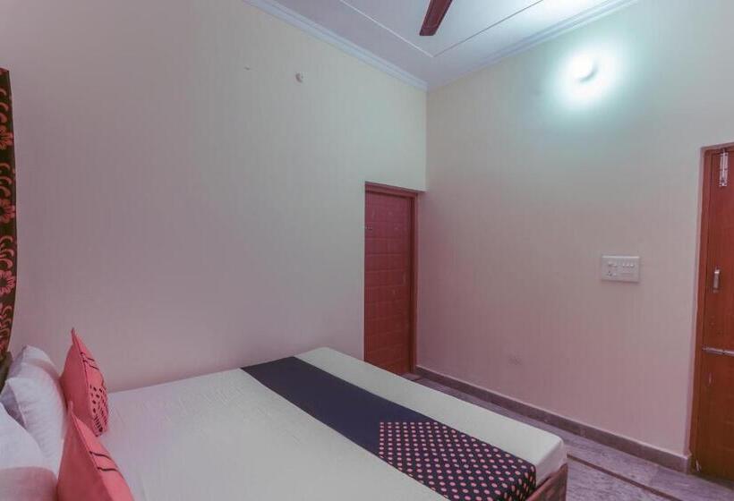 Отель Spot On The Greenwoods Retreat