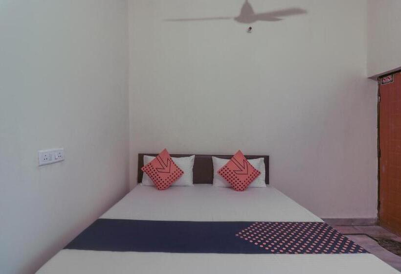 Отель Spot On The Greenwoods Retreat