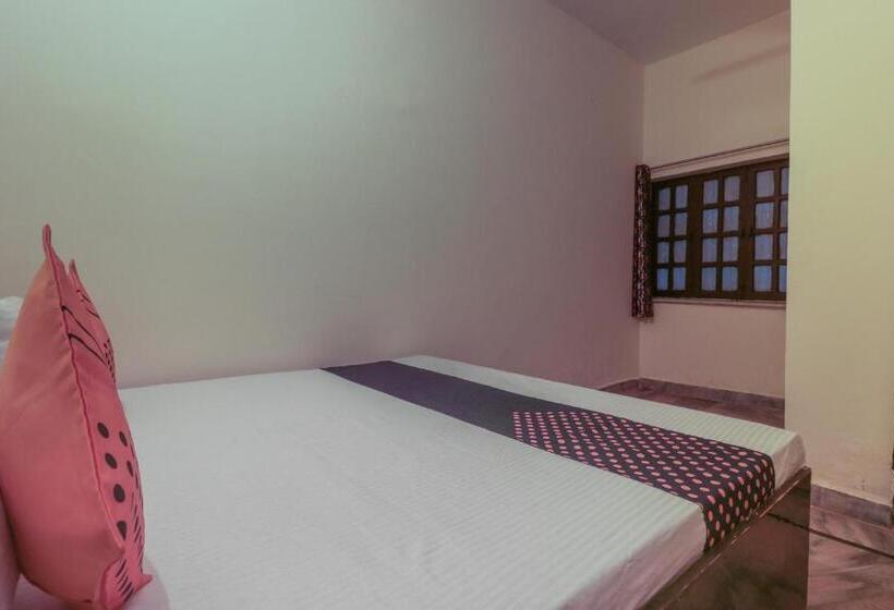 Отель Spot On The Greenwoods Retreat