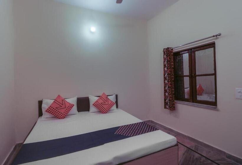 Отель Spot On The Greenwoods Retreat