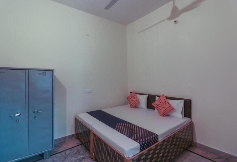 Отель Spot On The Greenwoods Retreat