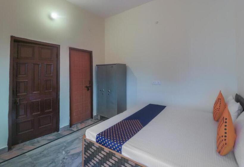 Отель Spot On The Greenwoods Retreat