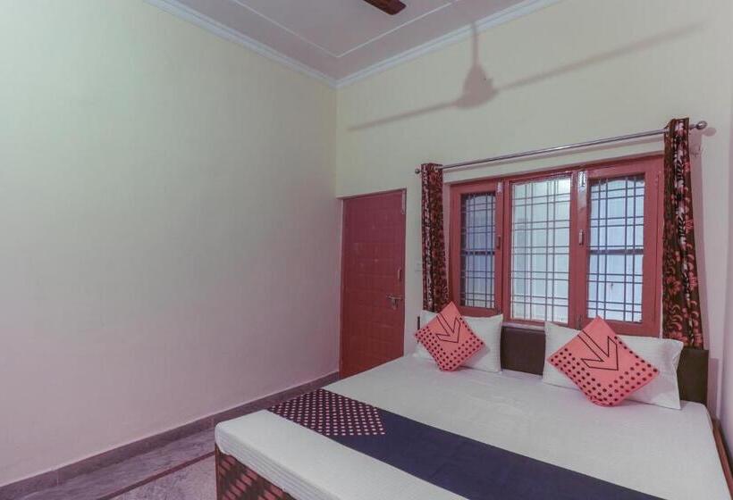 Отель Spot On The Greenwoods Retreat