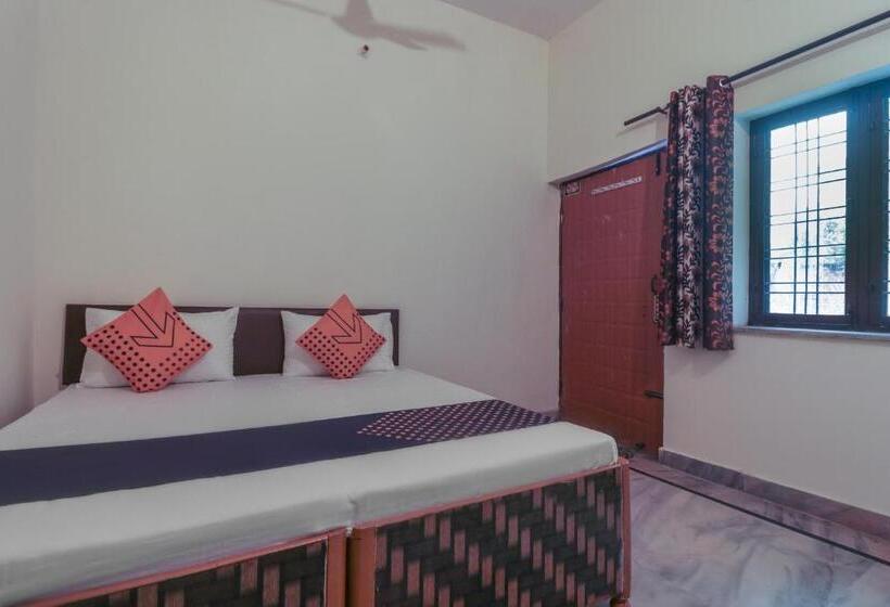 Отель Spot On The Greenwoods Retreat