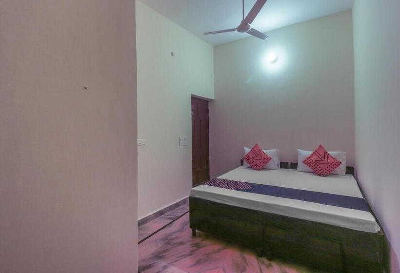 Отель Spot On The Greenwoods Retreat