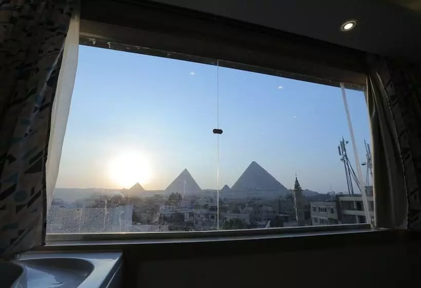 Pyramid Edge Hotel & Exclusive Pyramids View Rooftop