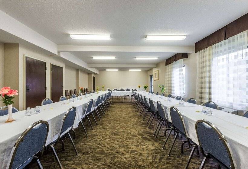 Отель Days Inn By Wyndham Yadkinville