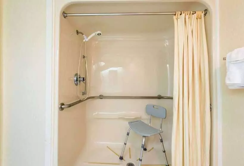 Отель Days Inn By Wyndham Yadkinville