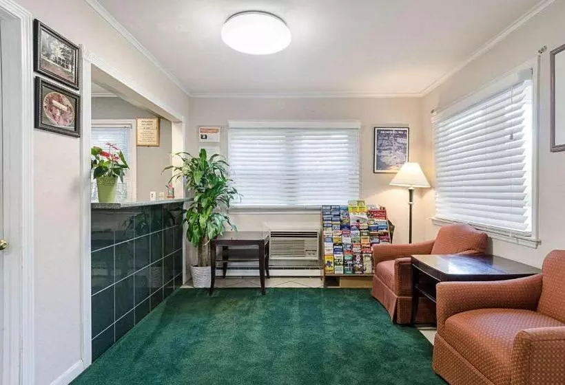 فندق Econo Lodge Sturbridge Route 20