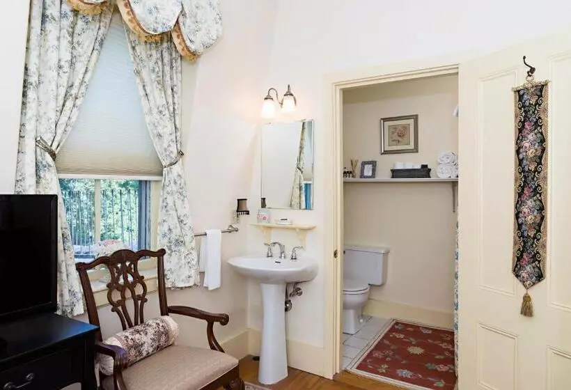 فندق Silver Fountain Inn