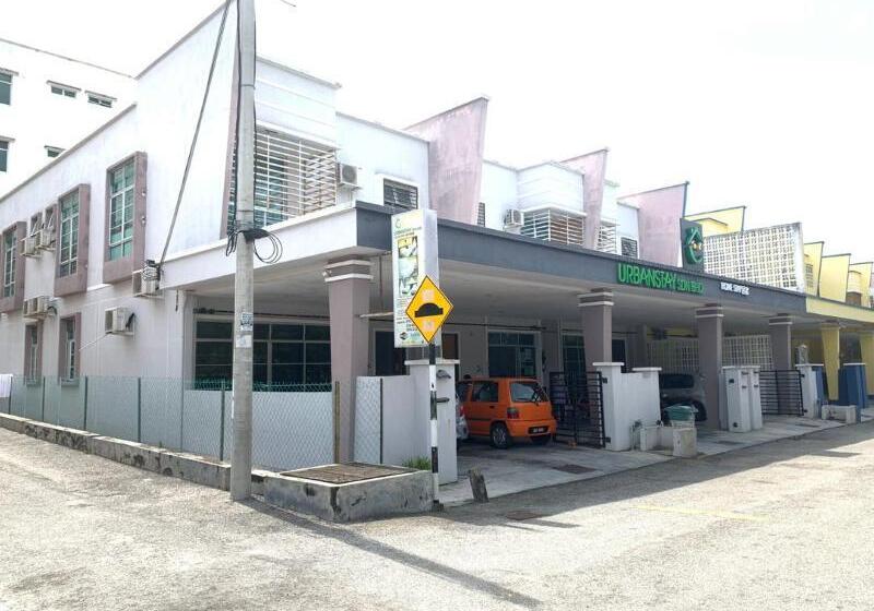 בית מלון כפרי Oyo 89777 Urbanstay Kuantan