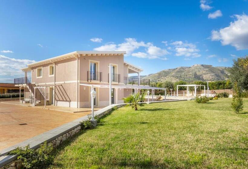 مبيت وإفطار Tramonto Ibleo Resort