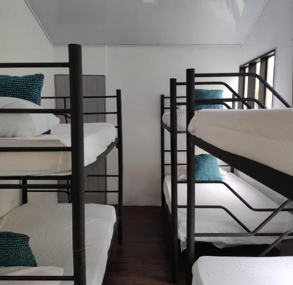 هتل Uvita Pirates Hostel