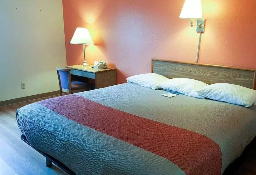 Motel 6 Saukville, Wi