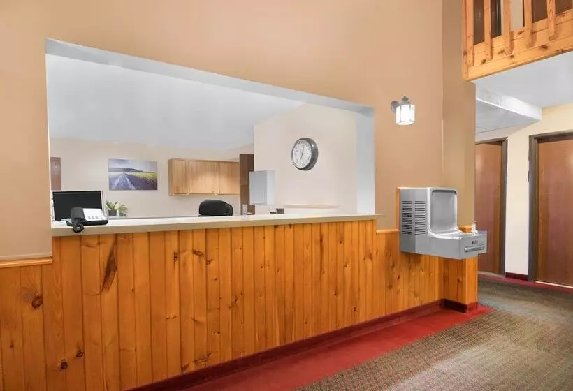 モーテル Northwoods Inn And Suites