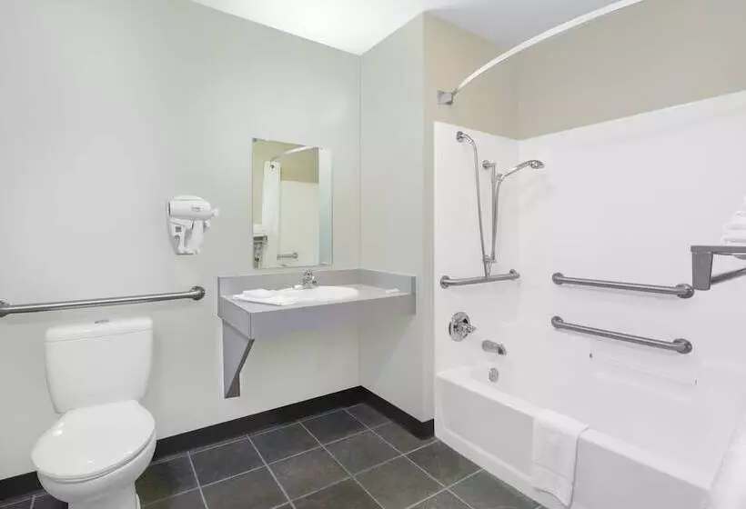 モーテル Northwoods Inn And Suites