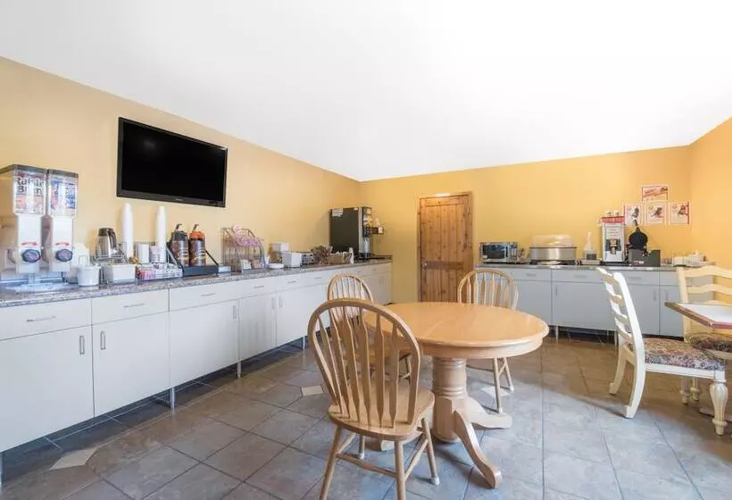 モーテル Northwoods Inn And Suites