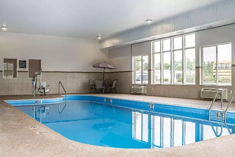 모텔 Quality Inn & Suites