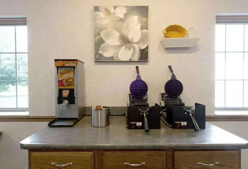 مُتل Super 8 By Wyndham Greenfield