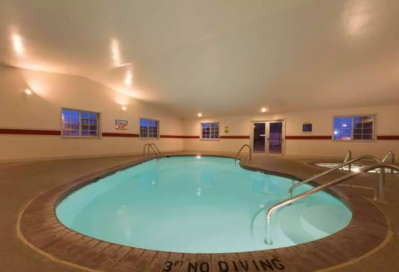 مُتل Super 8 By Wyndham Greenfield