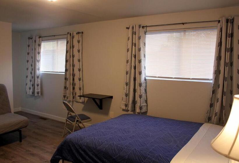 פנסיון Rainier Guesthouse