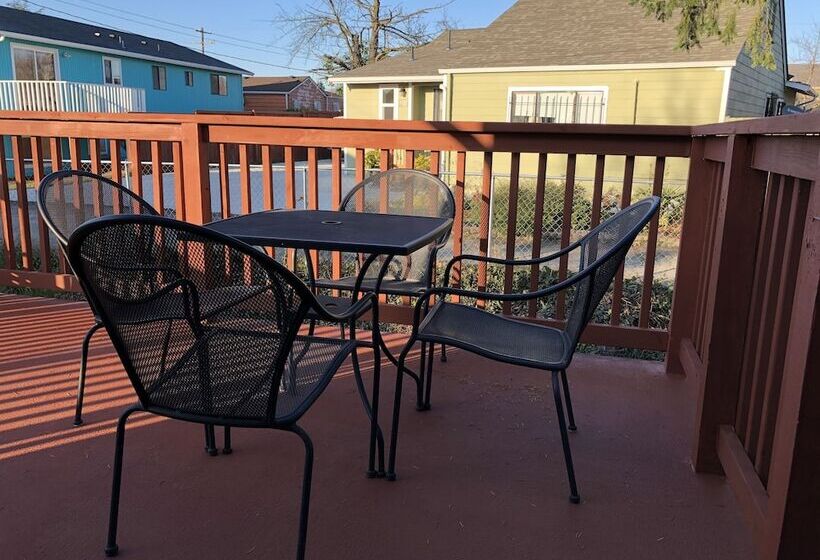 פנסיון Rainier Guesthouse