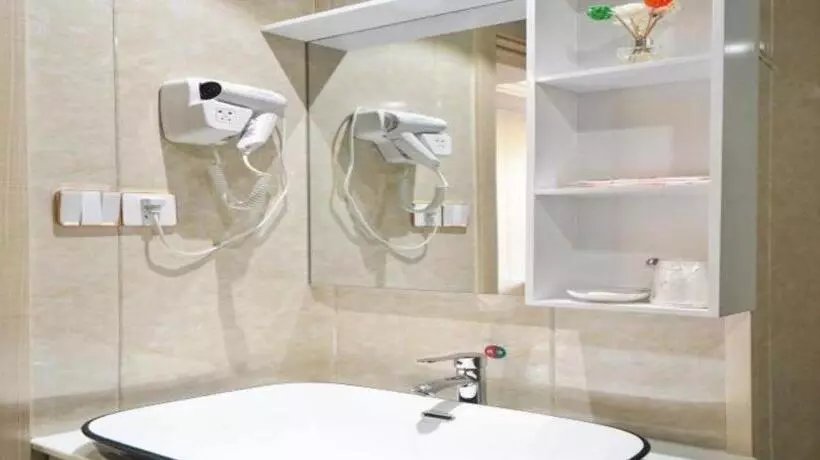 Hotelli Shell Shanghai Baoshan District  Songbin Road Subway Station