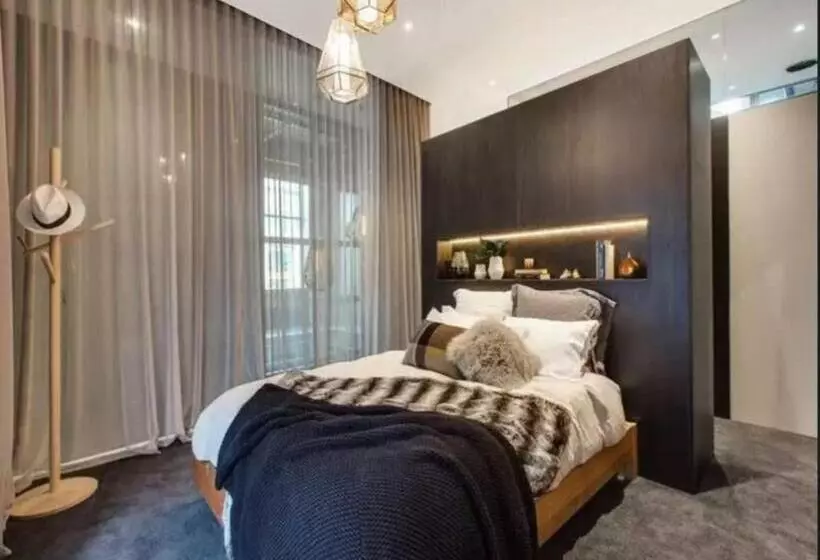 Readyset Apartments At Glasshouse