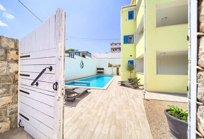 Apartments Mali Nono