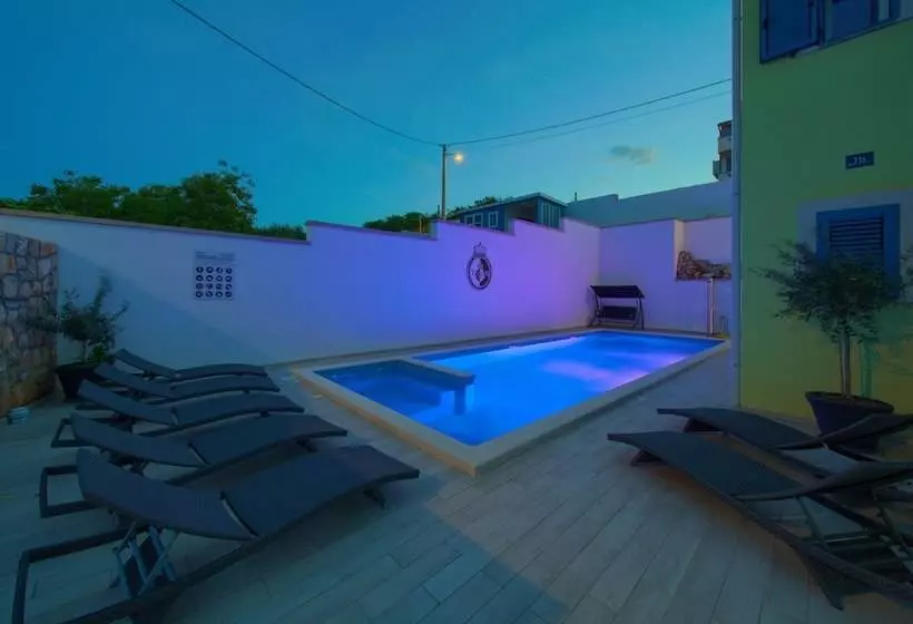 Apartments Mali Nono