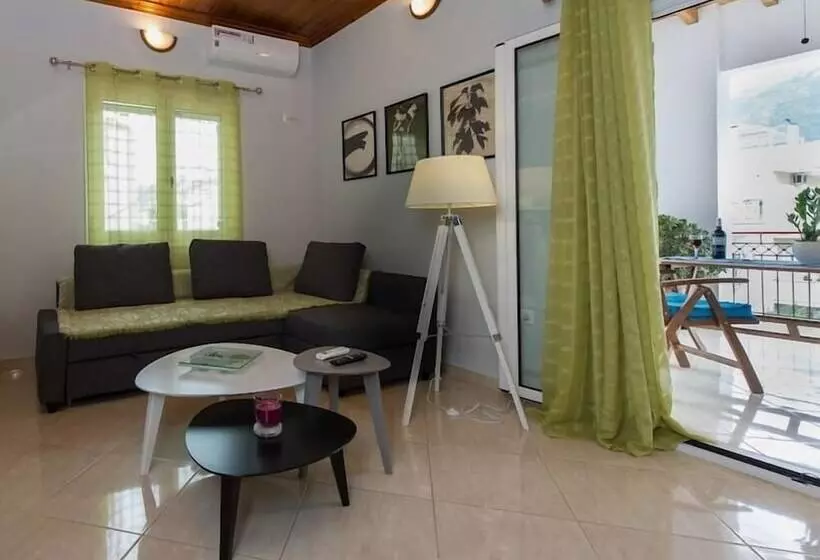 Thano S Stylish Flat, Just 150m To The Beach