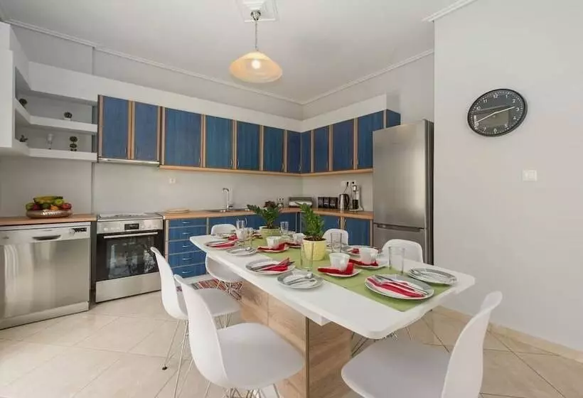 Thano S Stylish Flat, Just 150m To The Beach