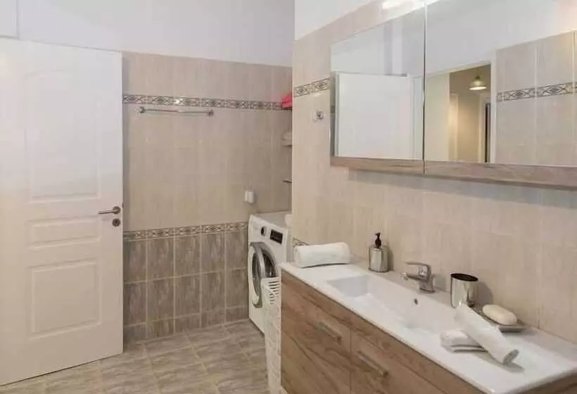 Thano S Stylish Flat, Just 150m To The Beach