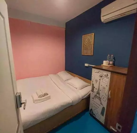 D​ Luck​ Hostel