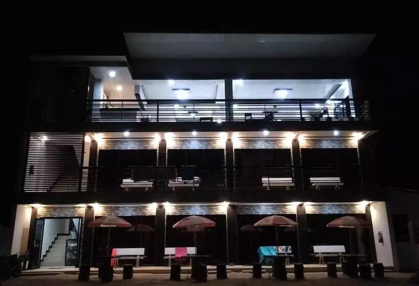 هتل Strangers Inn&bar