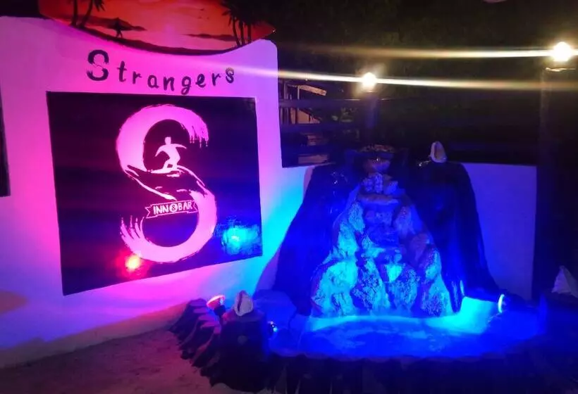 هتل Strangers Inn&bar