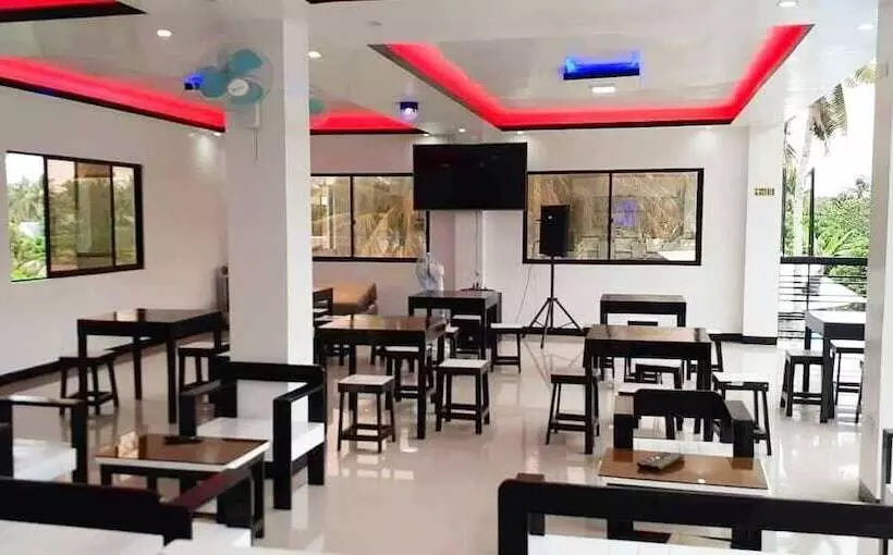 هتل Strangers Inn&bar