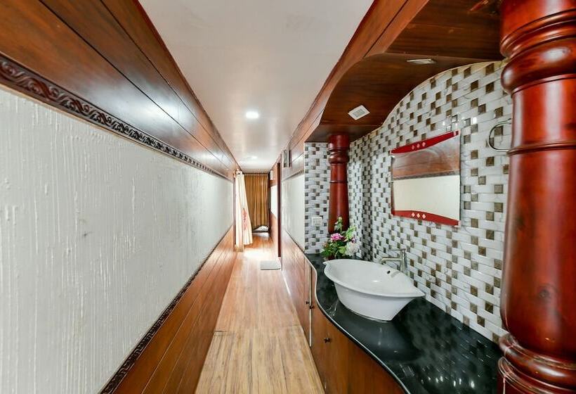 בית מלון כפרי Oyo 23482 Sht Symphony Premium Sharing Houseboat