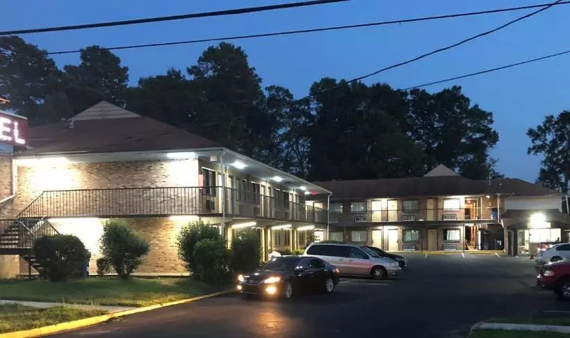 فندق على الطريق Inn Between The Hedges