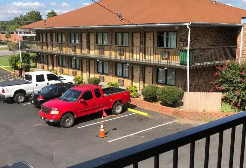 فندق على الطريق Inn Between The Hedges